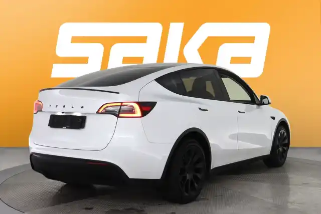 Valkoinen Maastoauto, Tesla Model Y – VAR-53713