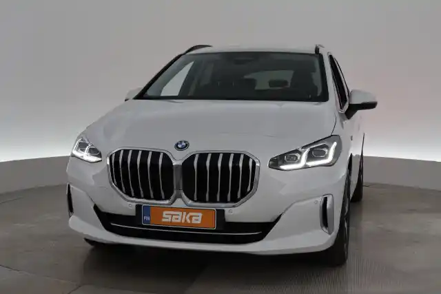 Valkoinen Tila-auto, BMW 225 – VAR-54124