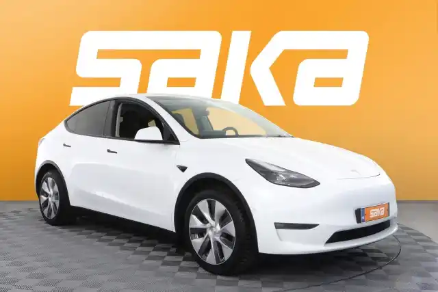 Valkoinen Maastoauto, Tesla Model Y – VAR-54411