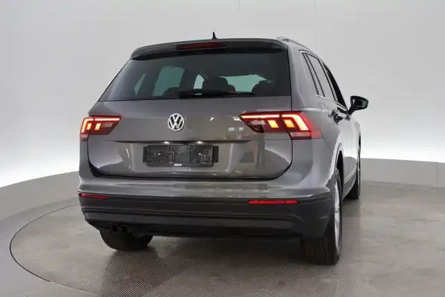 Harmaa Maastoauto, Volkswagen Tiguan – VAR-54879