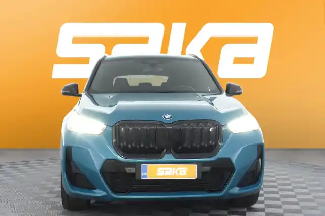 Sininen Maastoauto, BMW iX1 – VAR-54962