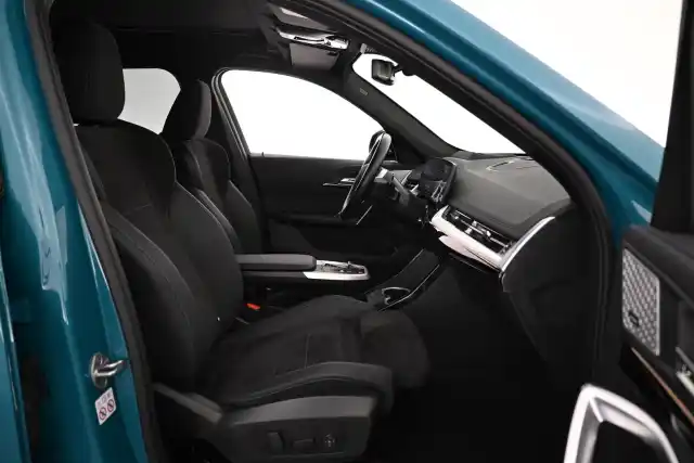 Sininen Maastoauto, BMW iX1 – VAR-54962