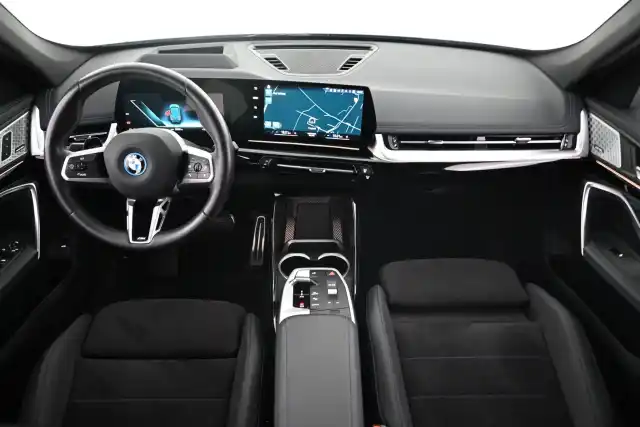 Sininen Maastoauto, BMW iX1 – VAR-54962