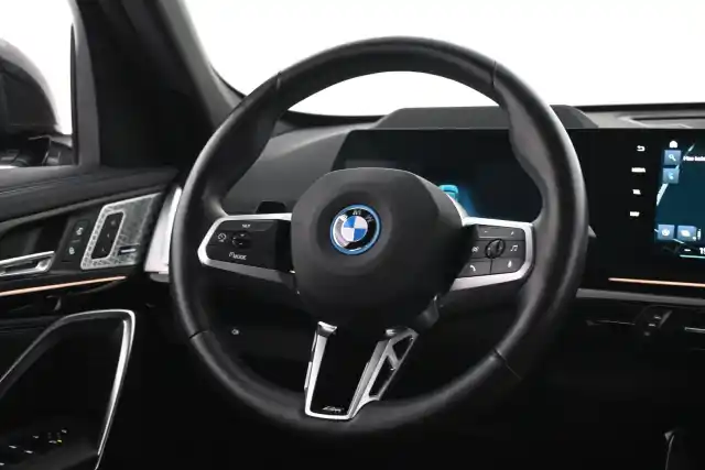 Sininen Maastoauto, BMW iX1 – VAR-54962