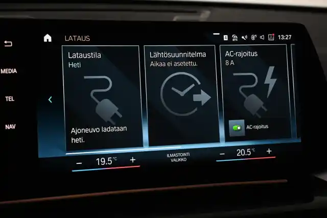 Musta Maastoauto, BMW iX1 – VAR-55712
