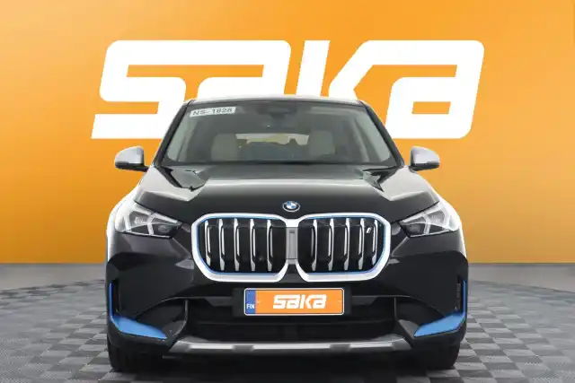 Musta Maastoauto, BMW iX1 – VAR-55712