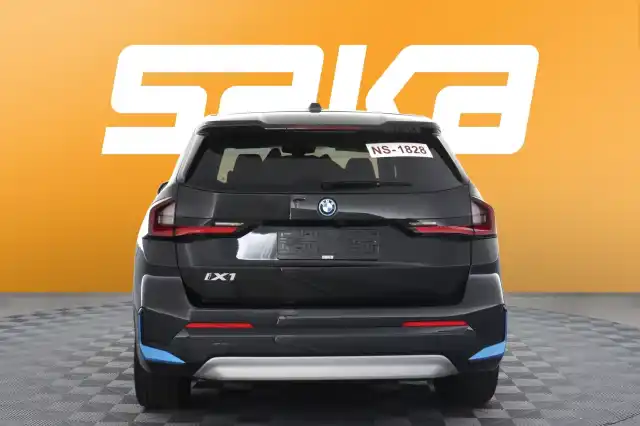 Musta Maastoauto, BMW iX1 – VAR-55712