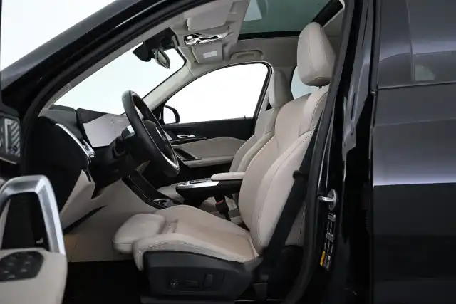 Musta Maastoauto, BMW iX1 – VAR-55712