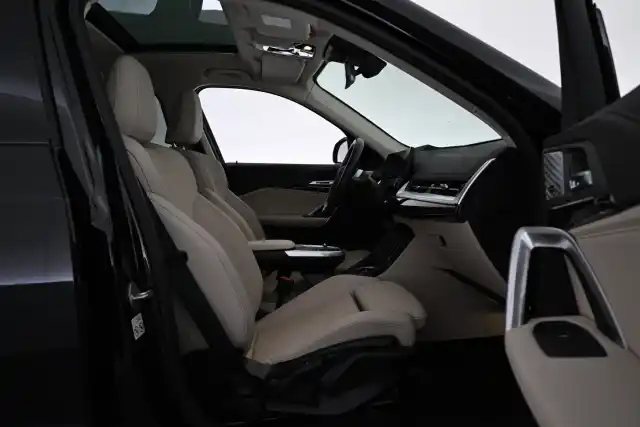 Musta Maastoauto, BMW iX1 – VAR-55712