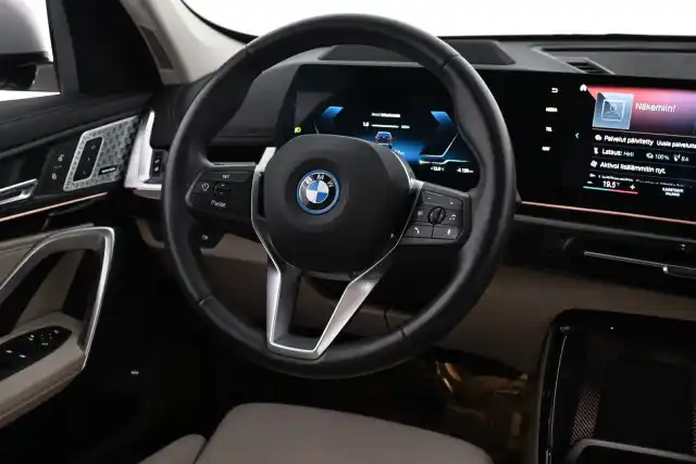 Musta Maastoauto, BMW iX1 – VAR-55712