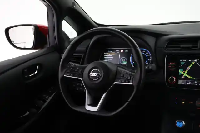 Punainen Viistoperä, Nissan Leaf – VAR-56200