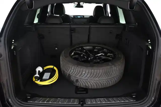Musta Maastoauto, BMW iX3 – VAR-56663