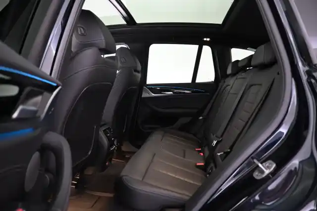 Musta Maastoauto, BMW iX3 – VAR-56663