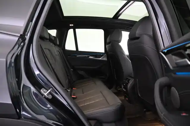 Musta Maastoauto, BMW iX3 – VAR-56663