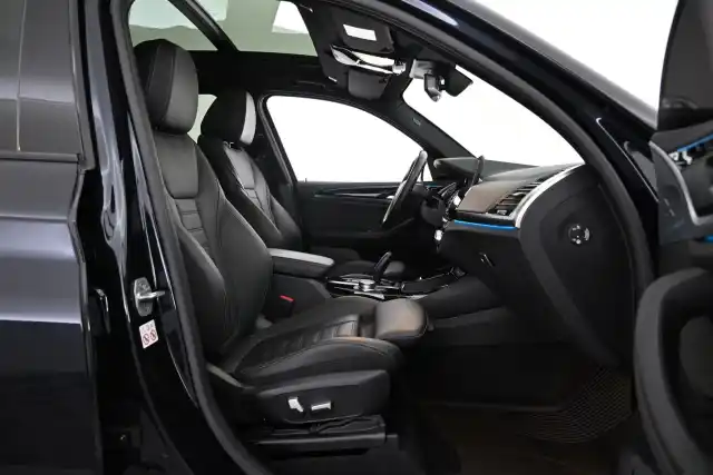Musta Maastoauto, BMW iX3 – VAR-56663