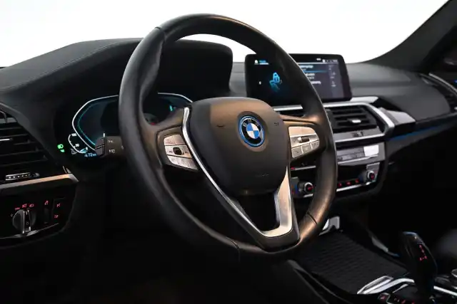 Musta Maastoauto, BMW iX3 – VAR-56663