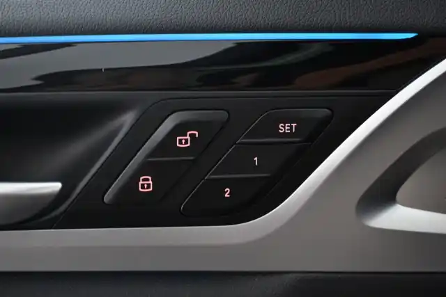 Musta Maastoauto, BMW iX3 – VAR-56663