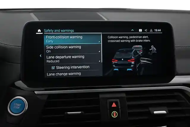 Musta Maastoauto, BMW iX3 – VAR-56663
