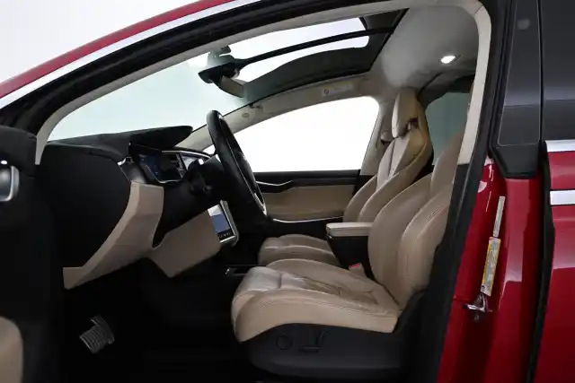 Punainen Maastoauto, Tesla Model X – VAR-56721