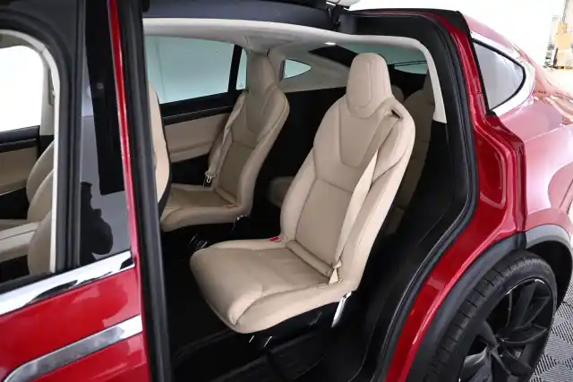 Punainen Maastoauto, Tesla Model X – VAR-56721