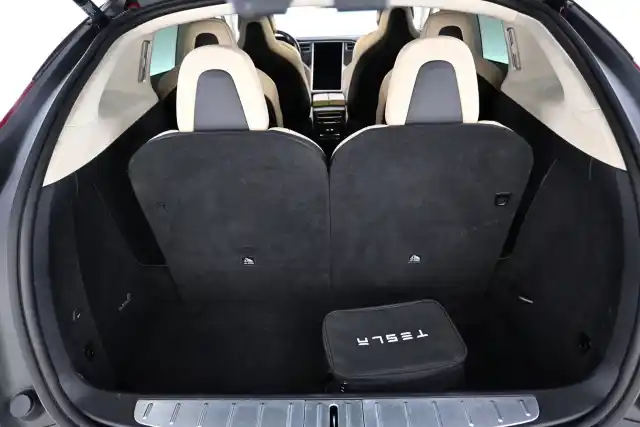 Punainen Maastoauto, Tesla Model X – VAR-56721
