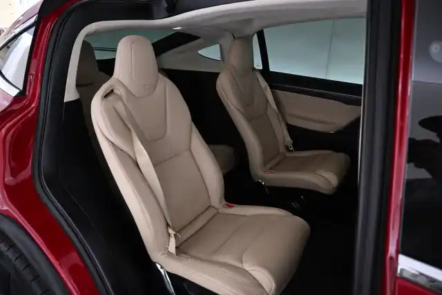 Punainen Maastoauto, Tesla Model X – VAR-56721