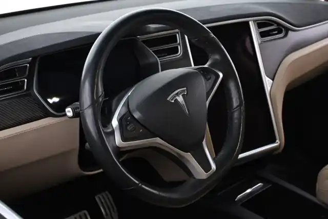 Punainen Maastoauto, Tesla Model X – VAR-56721