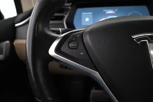 Punainen Maastoauto, Tesla Model X – VAR-56721