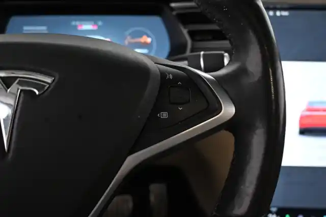 Punainen Maastoauto, Tesla Model X – VAR-56721