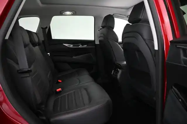 Punainen Maastoauto, Maxus Euniq 6 – VAR-56755