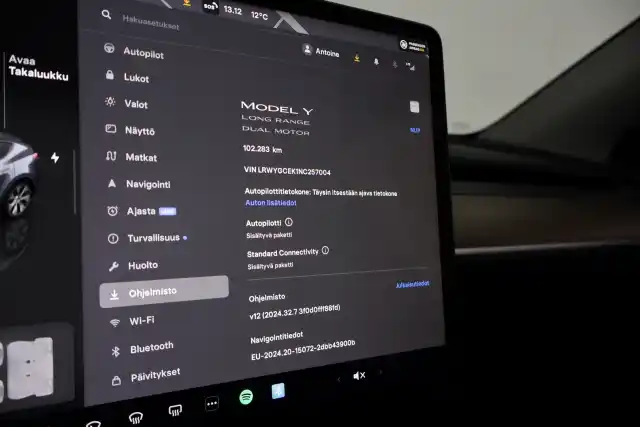 Harmaa Maastoauto, Tesla Model Y – VAR-57004
