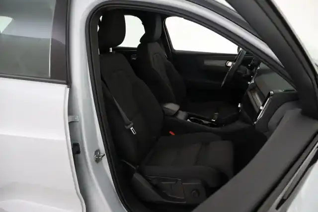 Harmaa Maastoauto, Volvo XC40 – VAR-57137