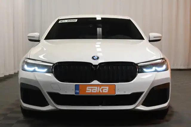 Valkoinen Sedan, BMW 530 – VAR-57404