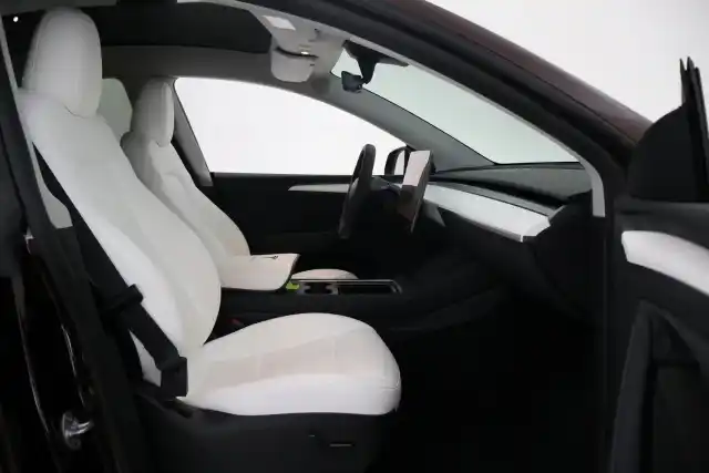 Punainen Maastoauto, Tesla MODEL Y – VAR-57408