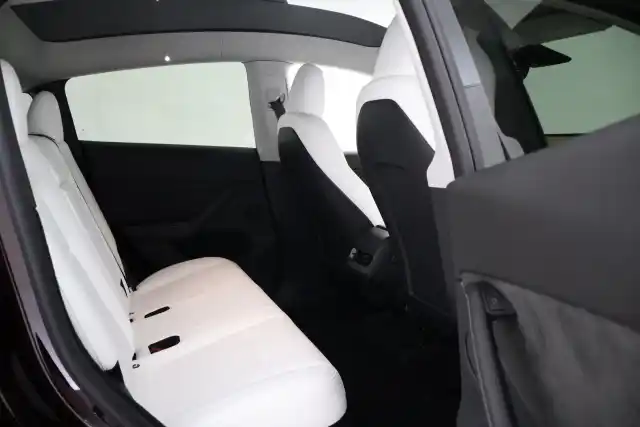 Punainen Maastoauto, Tesla MODEL Y – VAR-57408