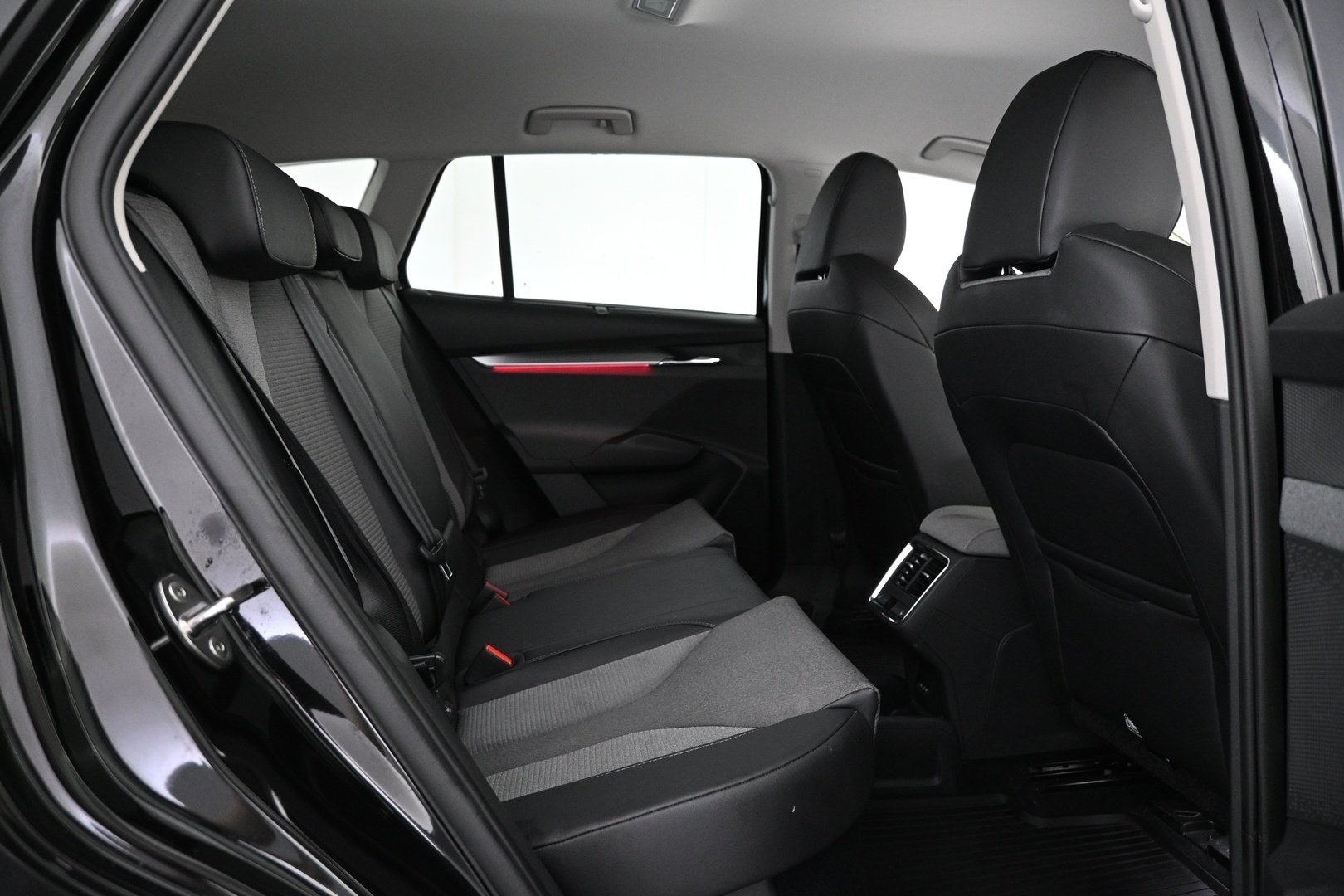 Musta Maastoauto, Skoda Enyaq – VAR-57544