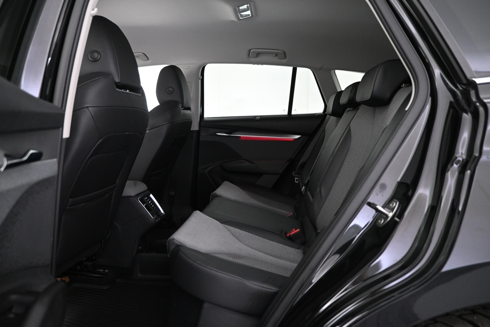 Musta Maastoauto, Skoda Enyaq – VAR-57544