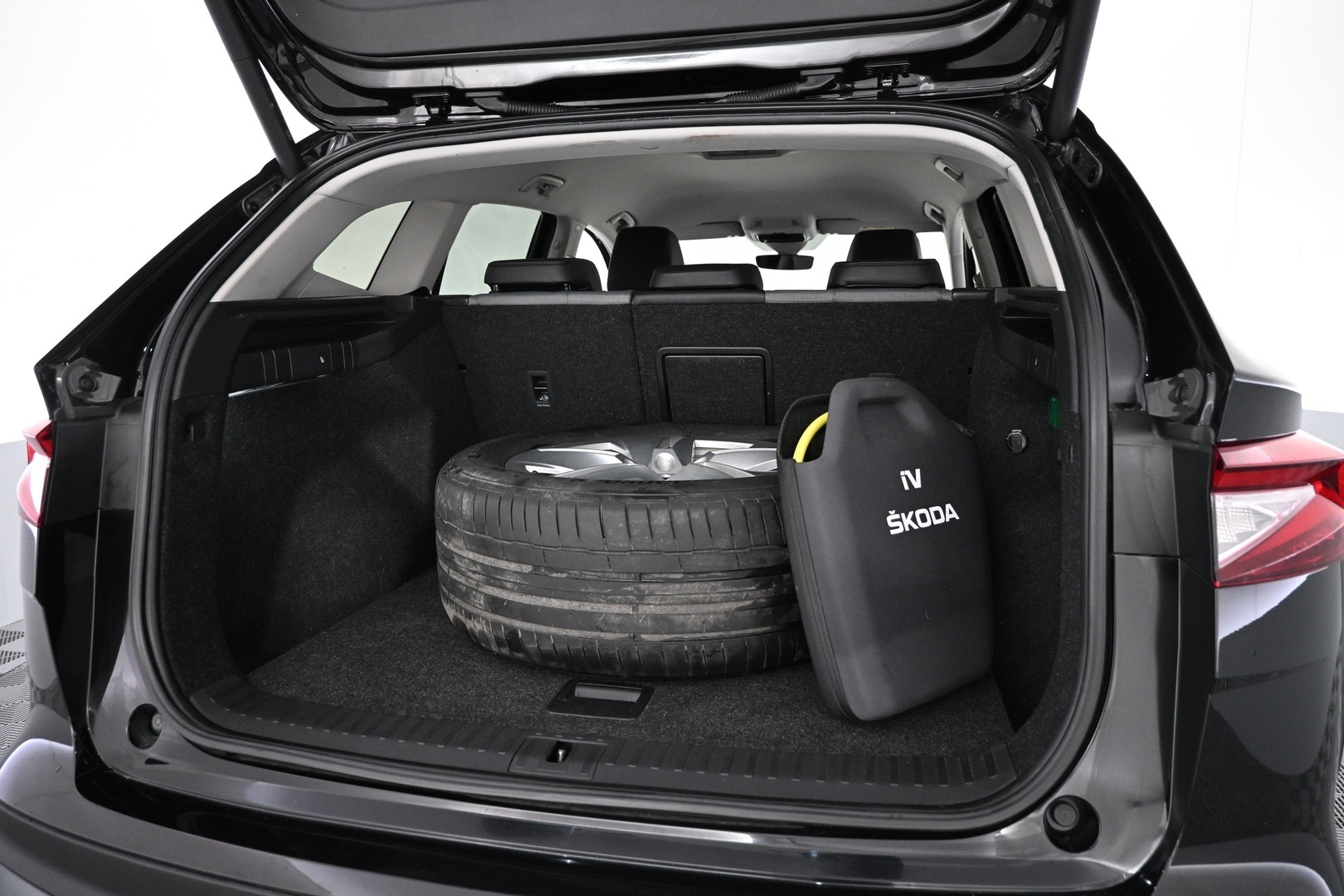 Musta Maastoauto, Skoda Enyaq – VAR-57544
