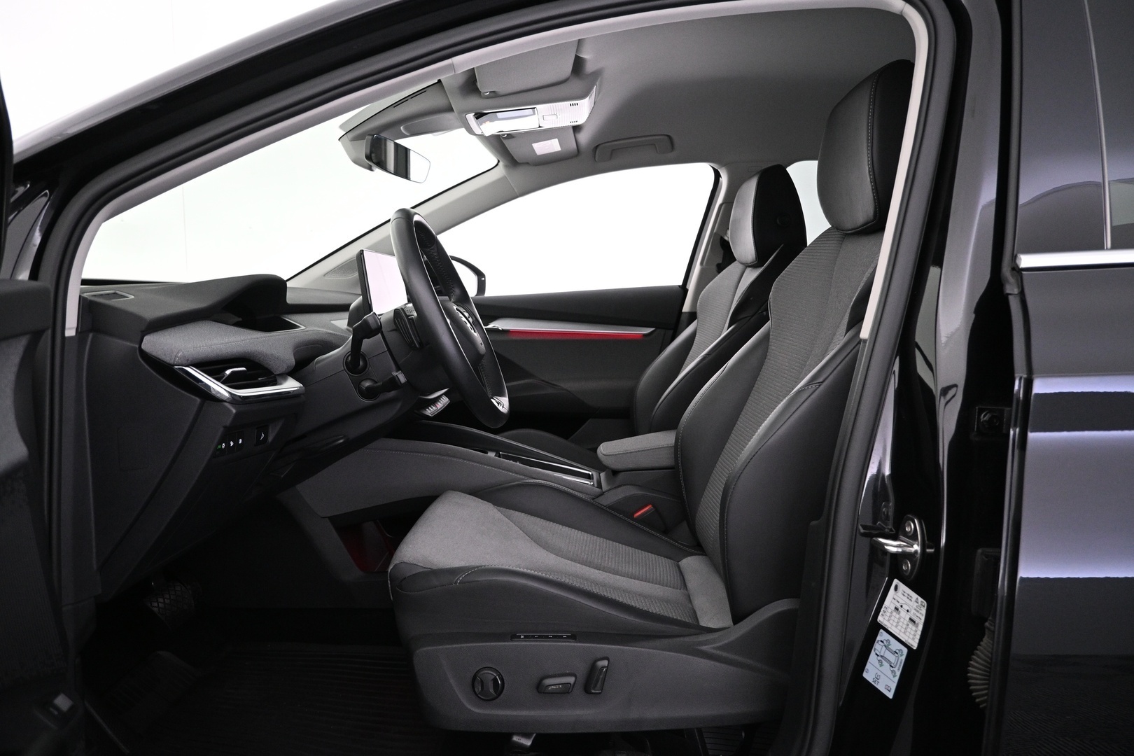 Musta Maastoauto, Skoda Enyaq – VAR-57544