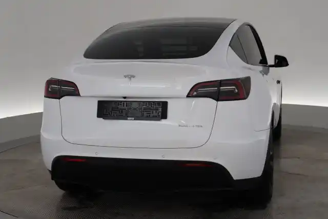 Valkoinen Maastoauto, Tesla Model Y – VAR-57584