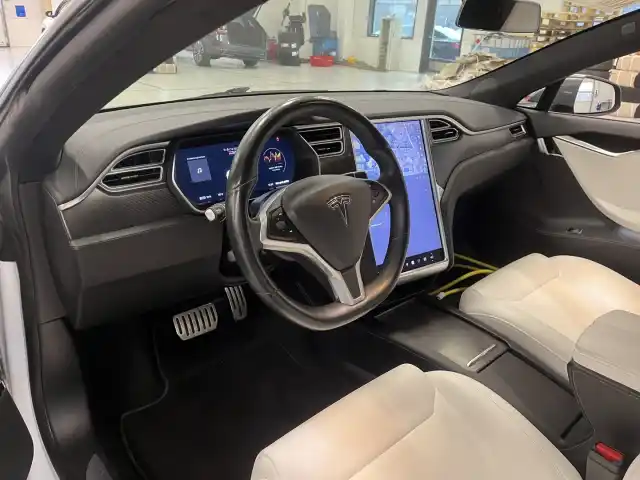 Harmaa Viistoperä, Tesla Model S – VAR-57930