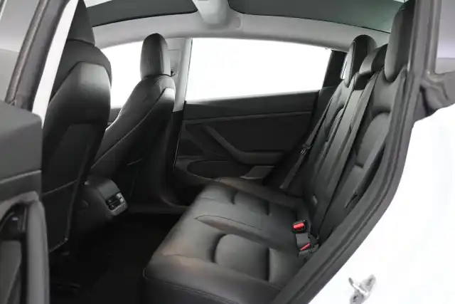 Valkoinen Sedan, Tesla Model 3 – VAR-58094