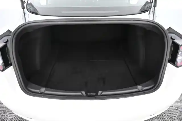 Valkoinen Sedan, Tesla Model 3 – VAR-58094