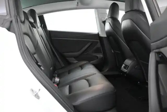 Valkoinen Sedan, Tesla Model 3 – VAR-58094