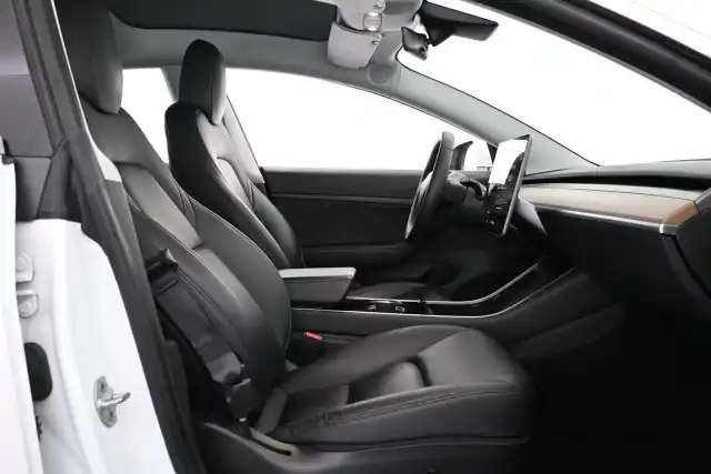 Valkoinen Sedan, Tesla Model 3 – VAR-58094