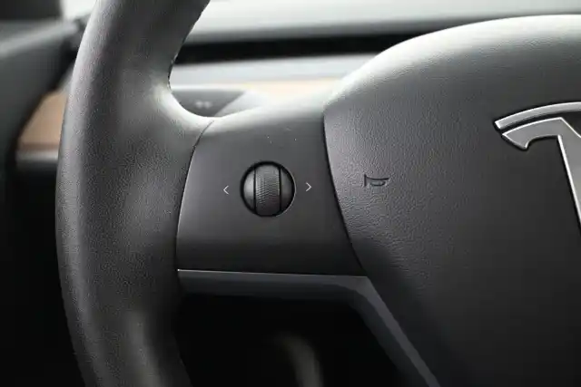 Valkoinen Sedan, Tesla Model 3 – VAR-58094