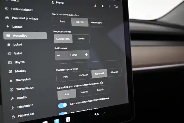 Valkoinen Sedan, Tesla Model 3 – VAR-58094