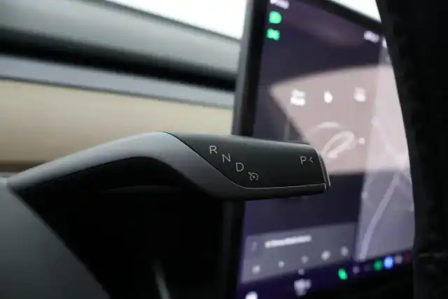 Musta Viistoperä, Tesla Model 3 – VAR-59272