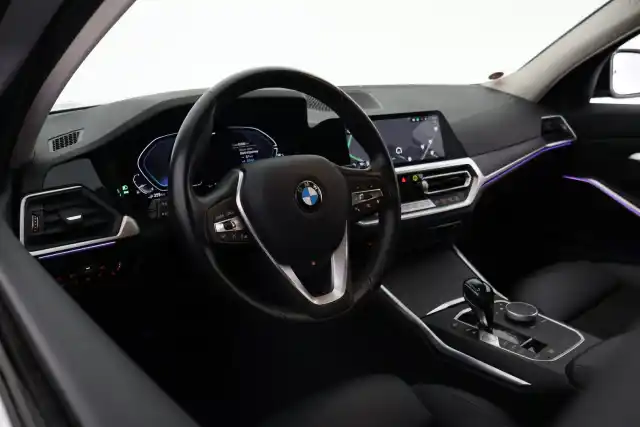 Musta Farmari, BMW 330 – VAR-59571