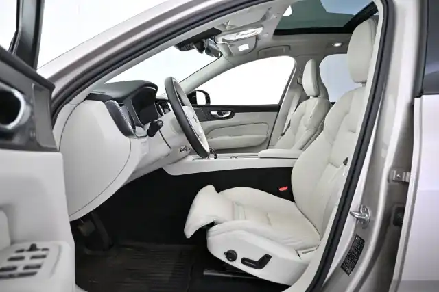Harmaa Maastoauto, Volvo XC60 – VAR-59943